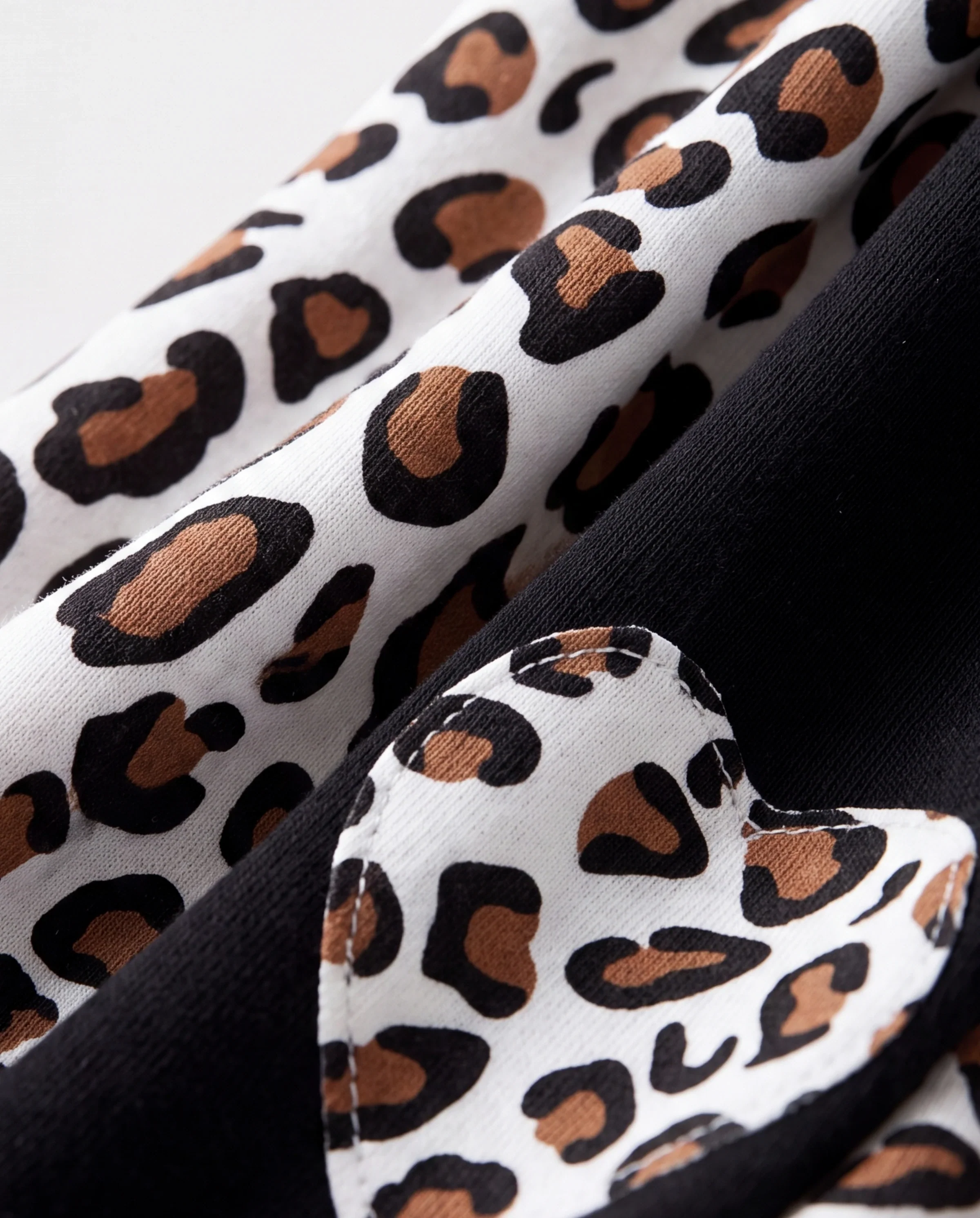 2-piece Toddler Girl Leopard Print Flutter Long-sleeve Top and Heart Pattern Pants Set Black - Image 5