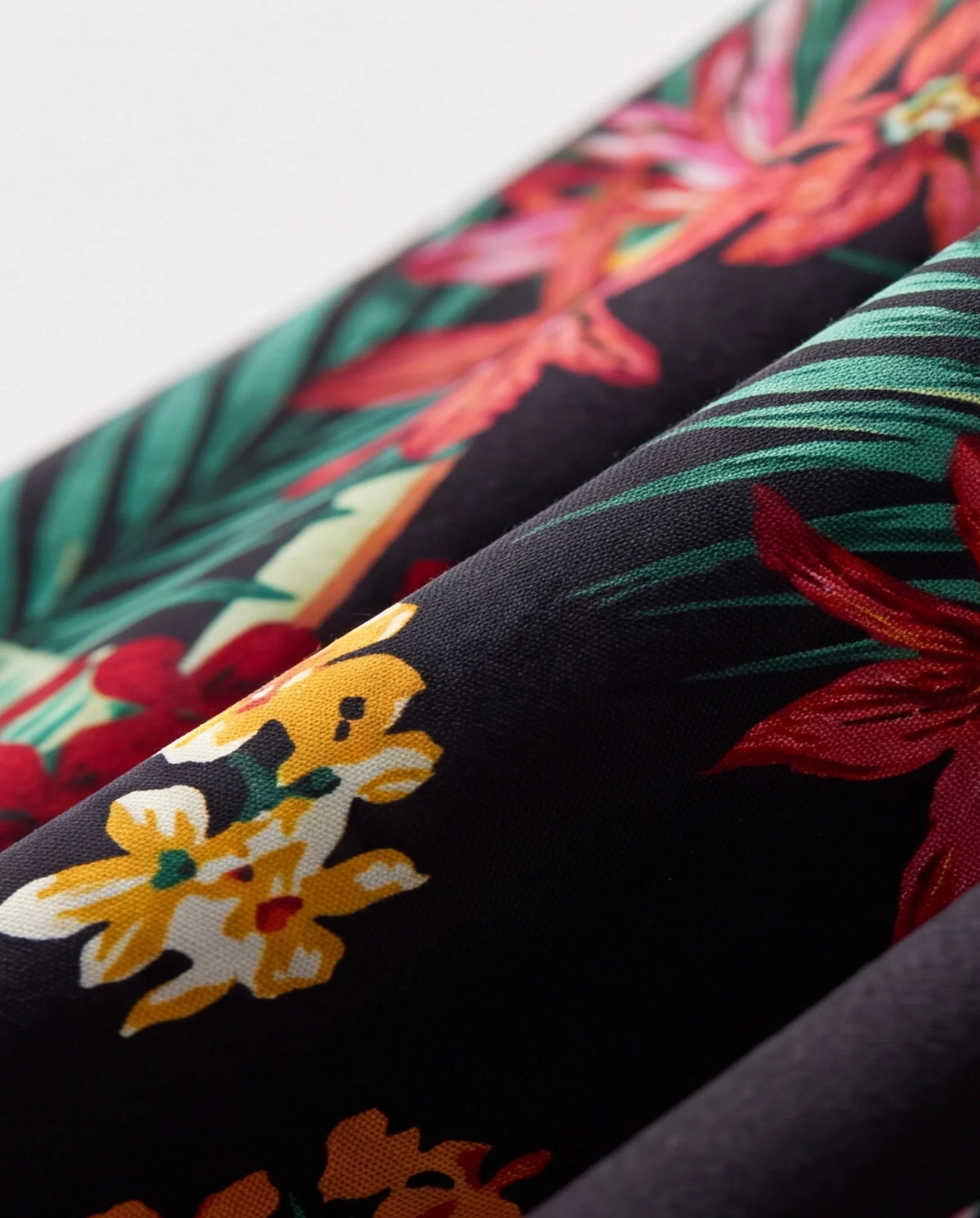 Daddy and Me Family Matching Allover Plant Floral Print Halterneck Dresses and Short-sleeve Shirts Sets Black - Image 4
