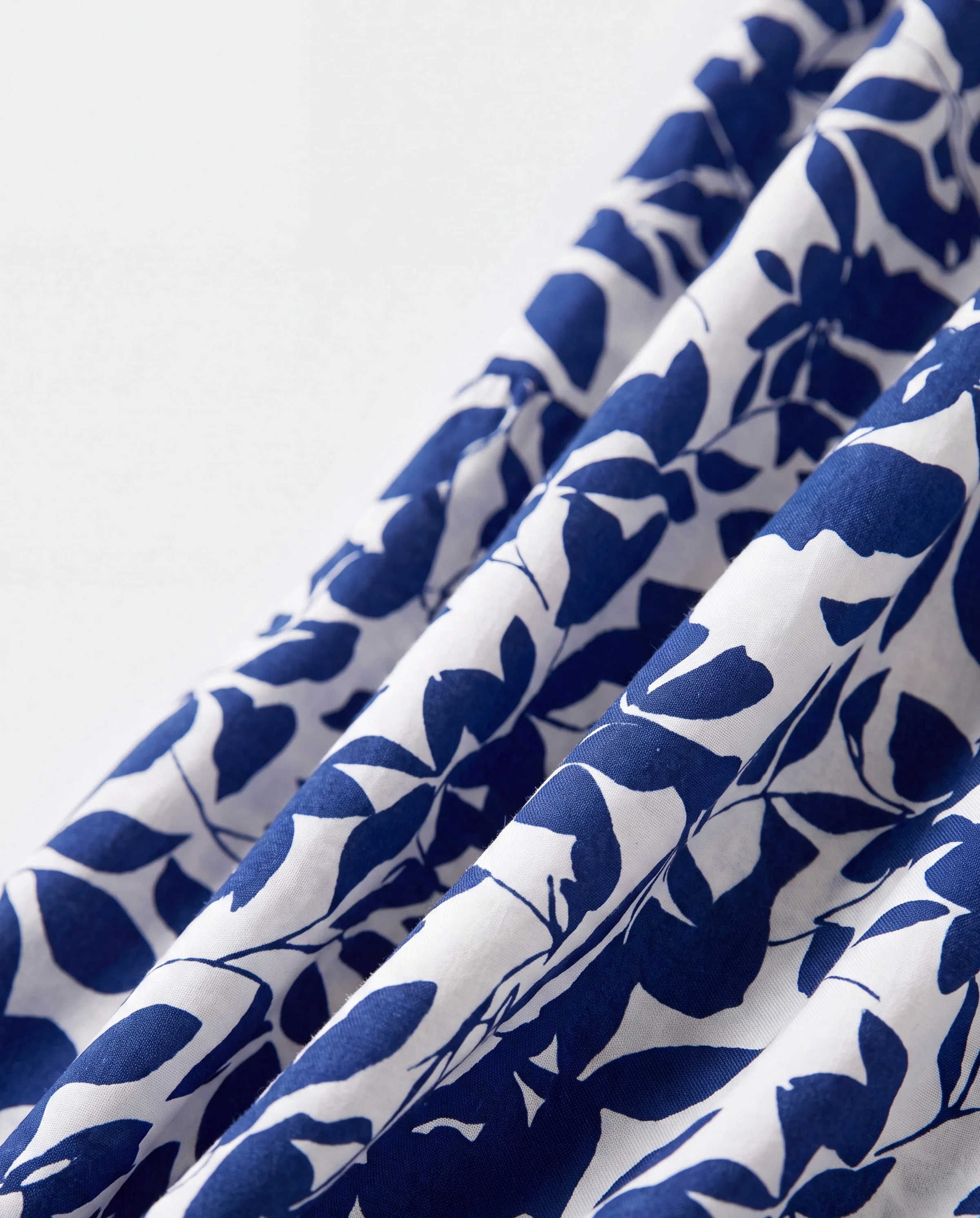 Family Matching Blue Colorblock Tee or Leaf Print Smocking Puff-sleeve Dress Set Blue - Image 7