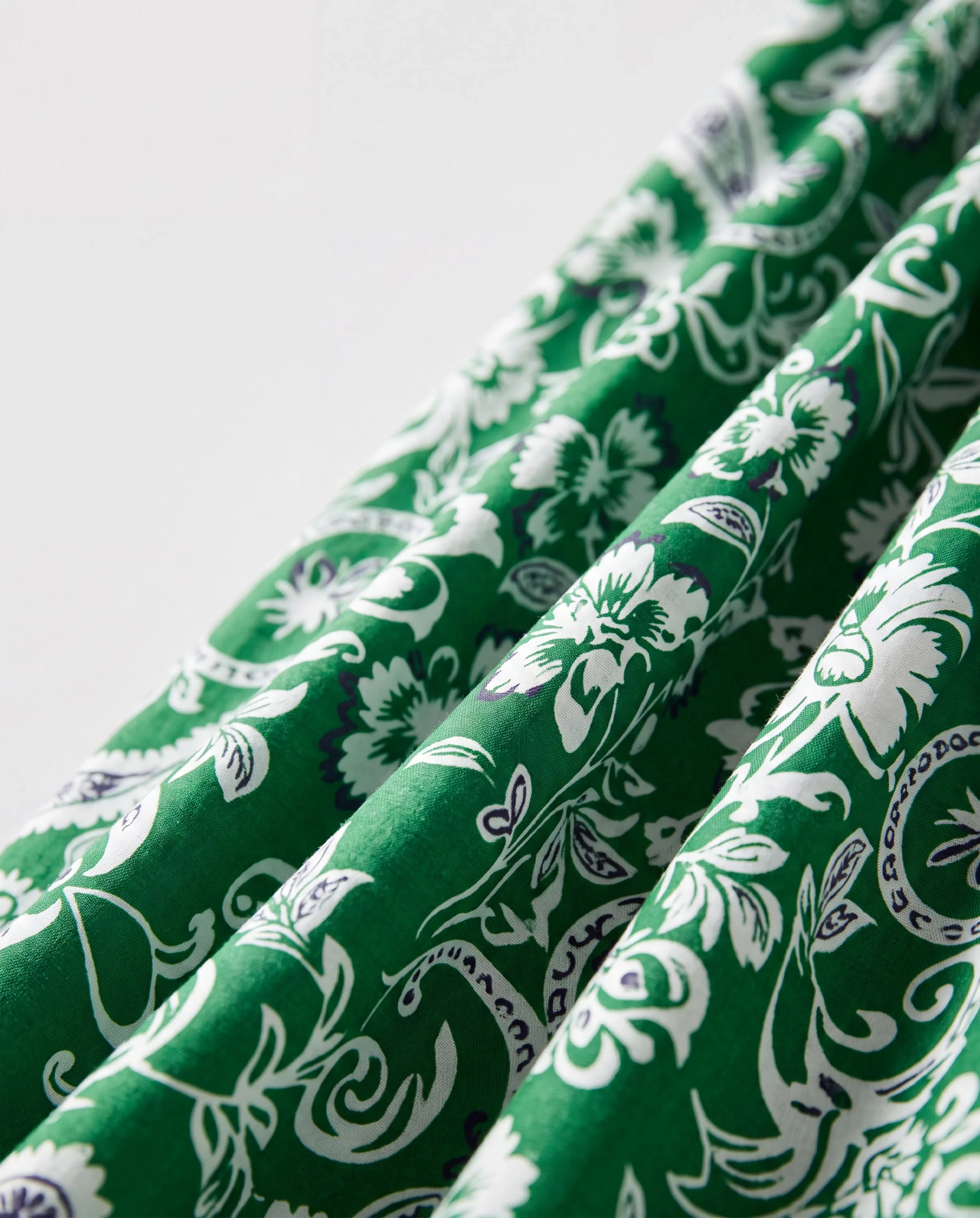 Family Matching Outfits Set Floral Print Short-sleeve Collar Shirt or Strappy Smocked Dress for Summer Vacation Green - Image 7